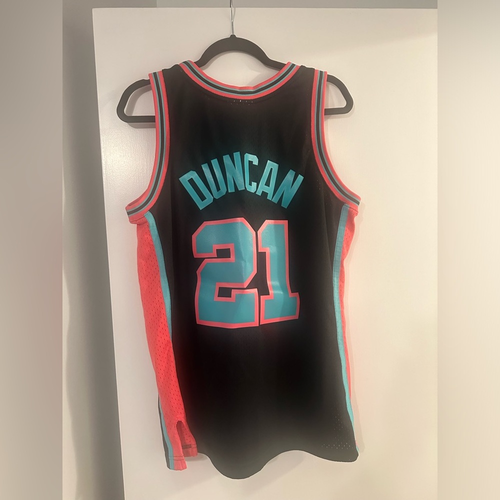 Tim Duncan Jersey - Picture 2 of 2
